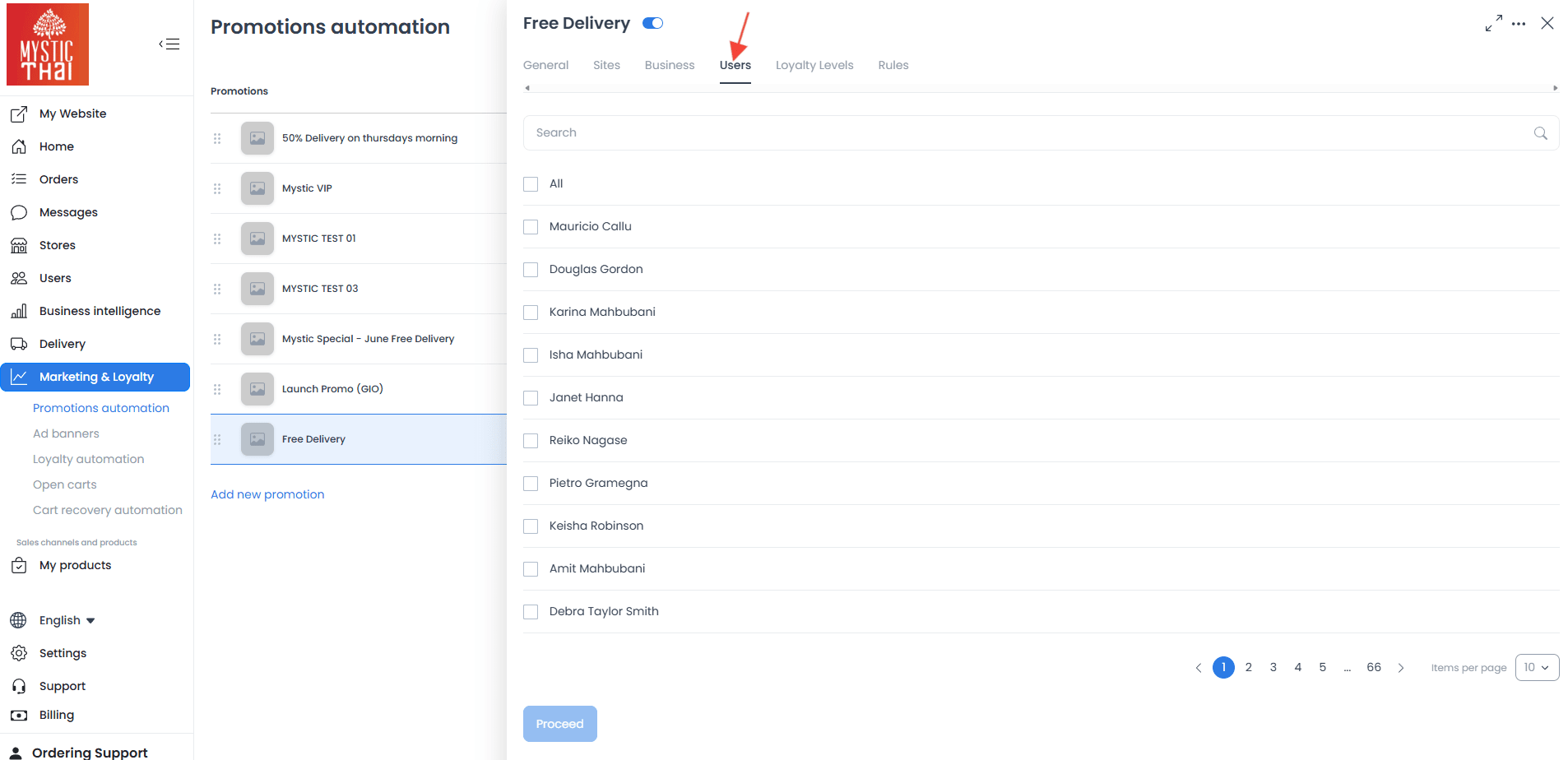 Pestaña Users del editor con búsqueda, casillas de registros de clientes, paginación y acción Proceed